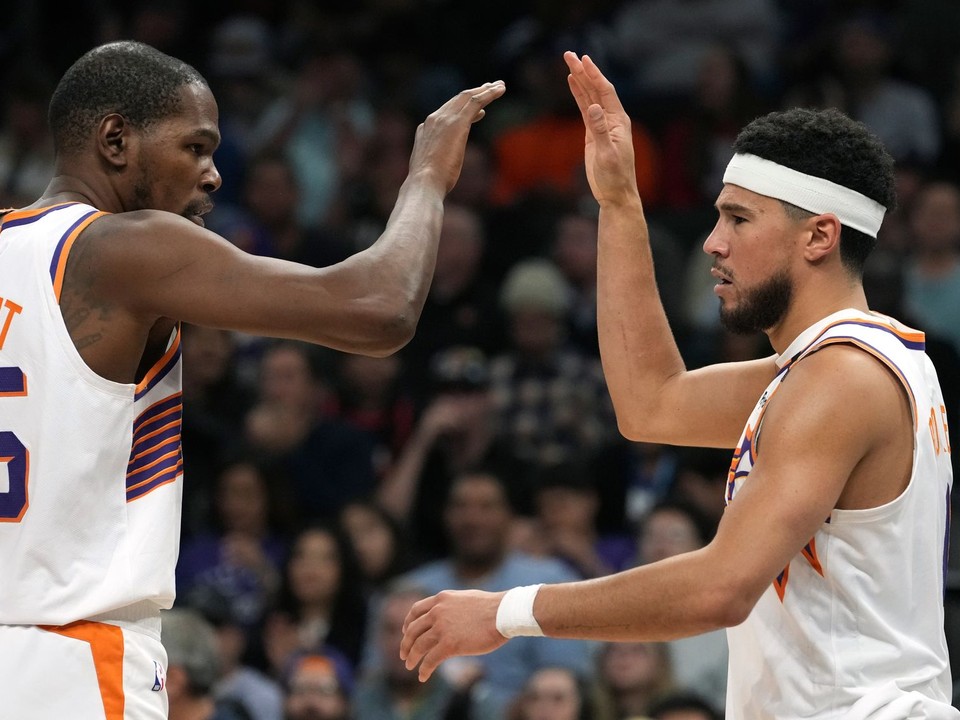Devin Booker (vpravo) v drese tímu Phoenix Suns. 