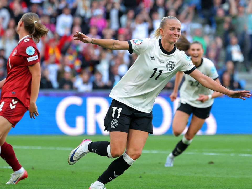 Nemecká futbalistka Lea Schüllerová strieľa gól v zápase proti Dánsku na ME 2025.