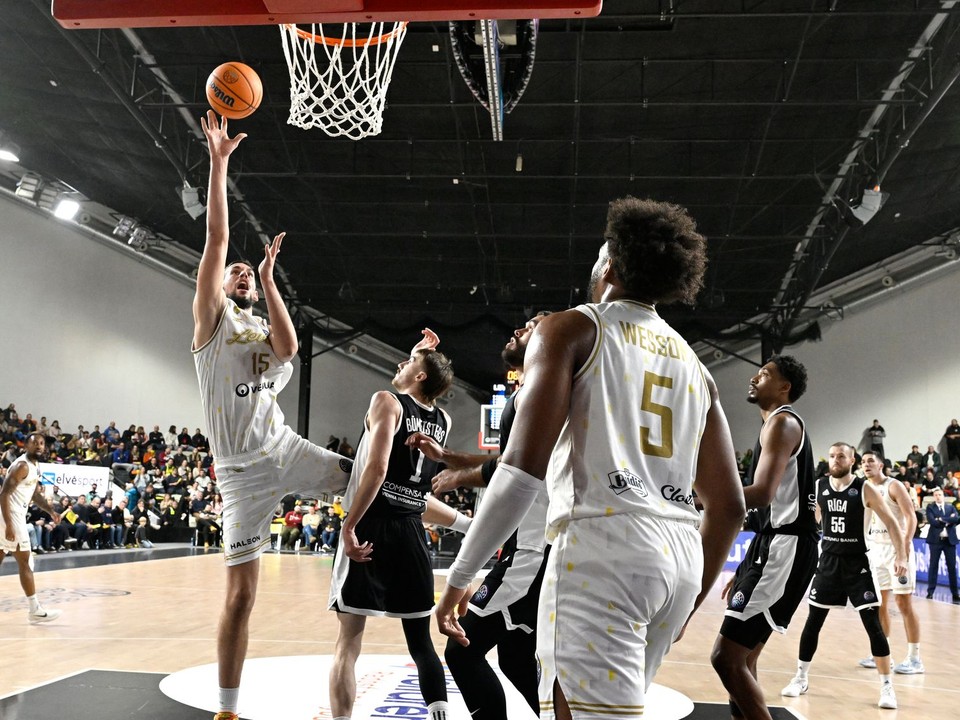 Boris Bojanovský (vľavo) dáva kôš v zápase Levíc v Lige majstrov.