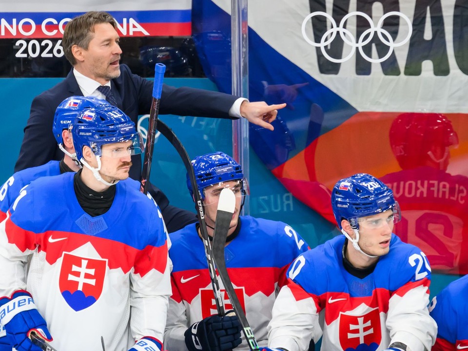 Vladimír Orzságh, Miloš Kelemen (Slovensko), Adam Ružička (Slovensko), Juraj Slafkovský (Slovensko) a Oliver Okuliar (Slovensko) v zápase základnej B-skupiny Švédsko - Slovensko.