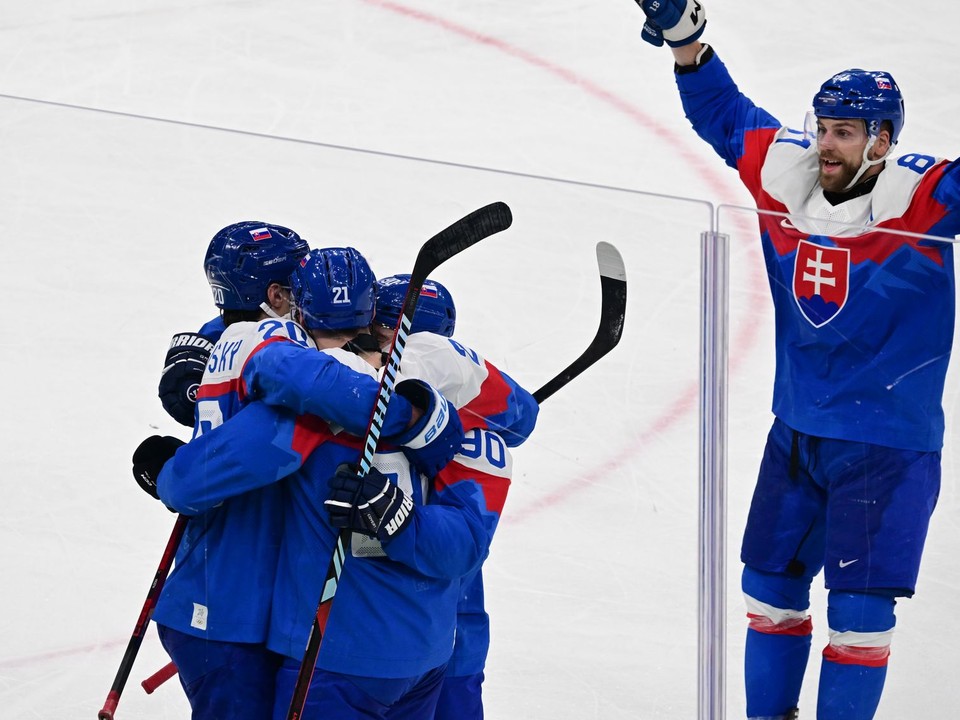 Na snímke sprava Erik Černák, Adam Ružička, Juraj Slafkovský (všetci Slovensko) sa tešia z postupu do semifinále hokejového turnaja na ZOH 2026.