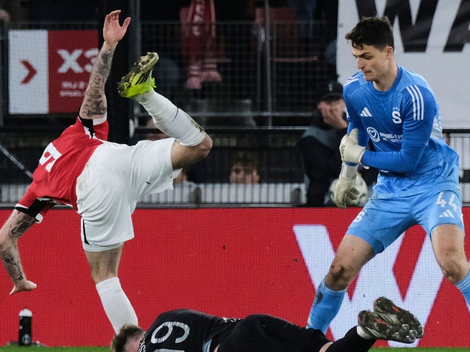 Slovenský brankár v drese Sparty  Jakub Surovčík (vpravo).