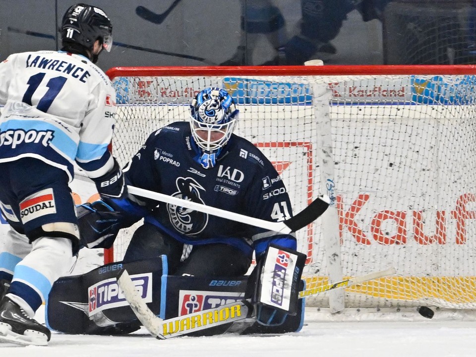 Hráč Nitry Joshua Lawrence a prekonaný brankár Popradu Tyler Parks