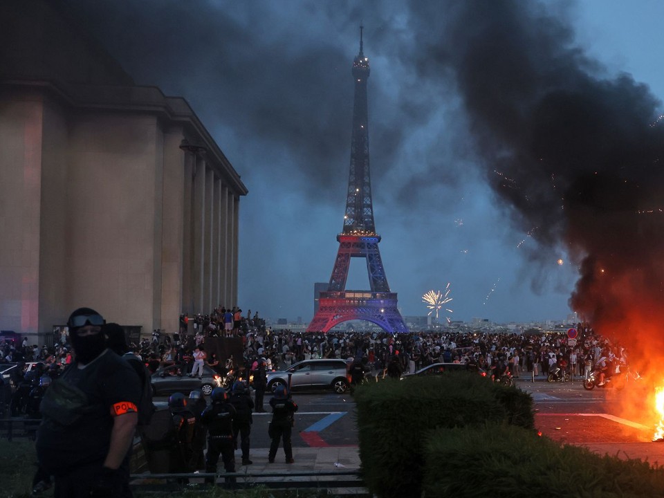 Auto horí a ohňostroj exploduje po tom, čo fanúšikovia Paríža St. Germain oslavujú obhajobu titulu pred Eiffelovou vežou