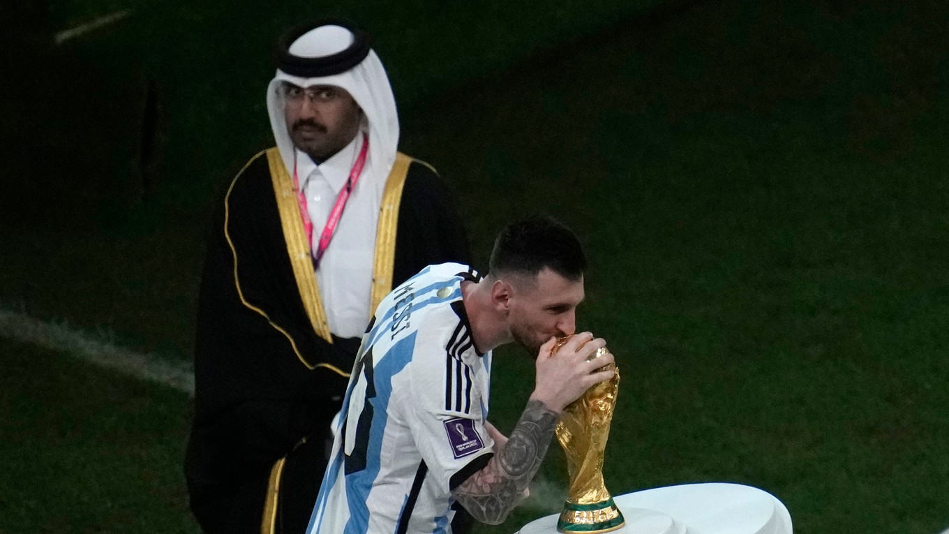 Lionel Messi s trofejou z MS vo futbale 2022.