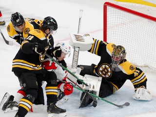 Jaroslav Halák v bránke Boston Bruins.