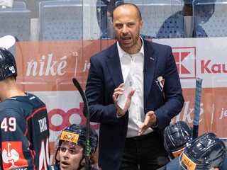Tréner Ján Pardavý na lavičke HC Slovan Bratislava.
