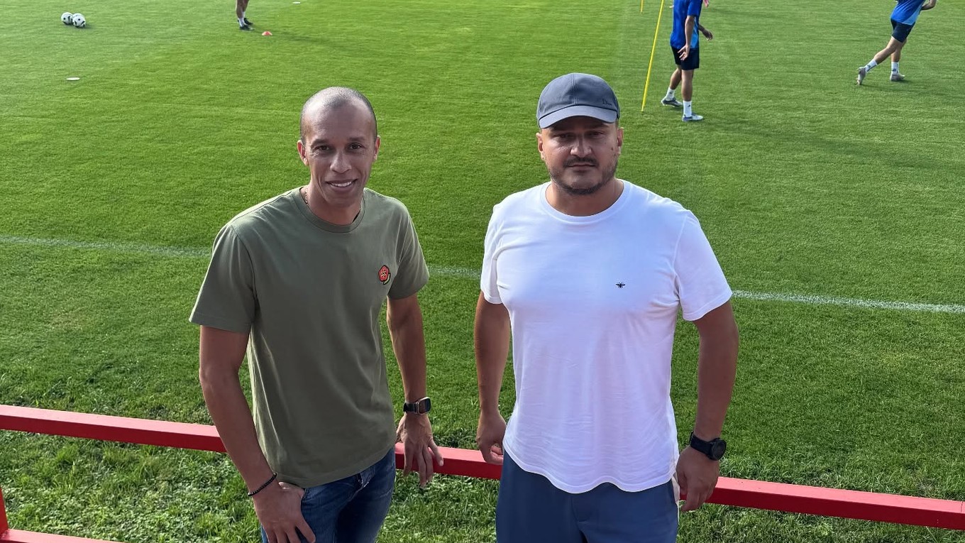 Joao Miranda (vľavo). 