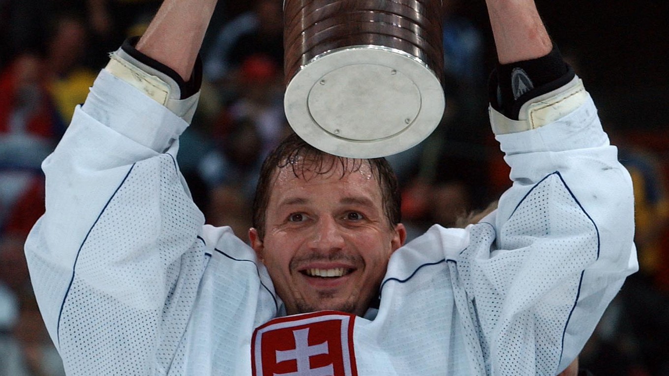 Peter Bondra s trofejou po triumfe Slovenska na MS v hokeji 2002.