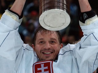 Peter Bondra s trofejou po triumfe Slovenska na MS v hokeji 2002.