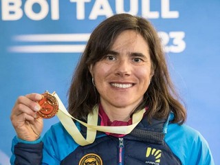 Marianna Jagerčíková sa teší zo zlata v šprinte na MS v skialpinizme. 