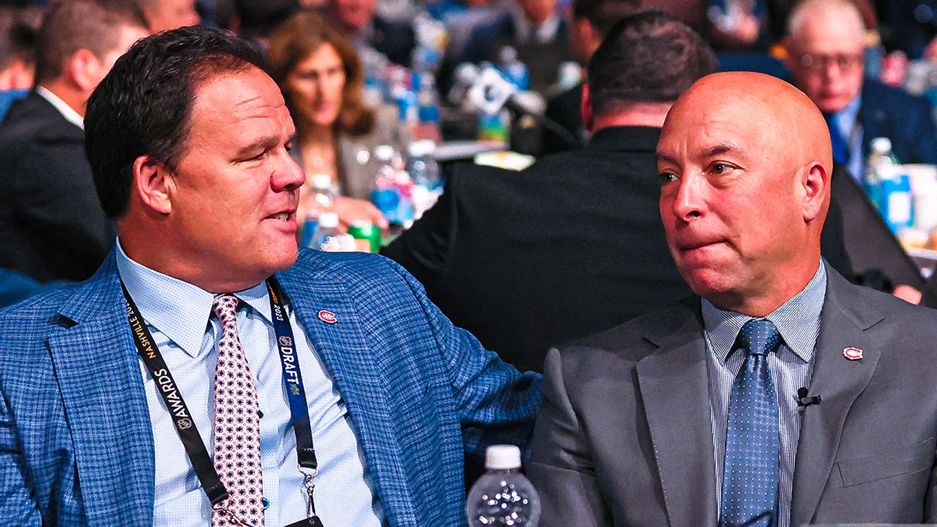 Prezident hokejových operácií Montrealu Jeff Gorton (vľavo) a generálny manažér Canadiens Kent Hughes (vpravo). 