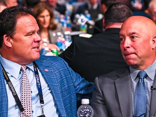 Prezident hokejových operácií Montrealu Jeff Gorton (vľavo) a generálny manažér Canadiens Kent Hughes (vpravo).