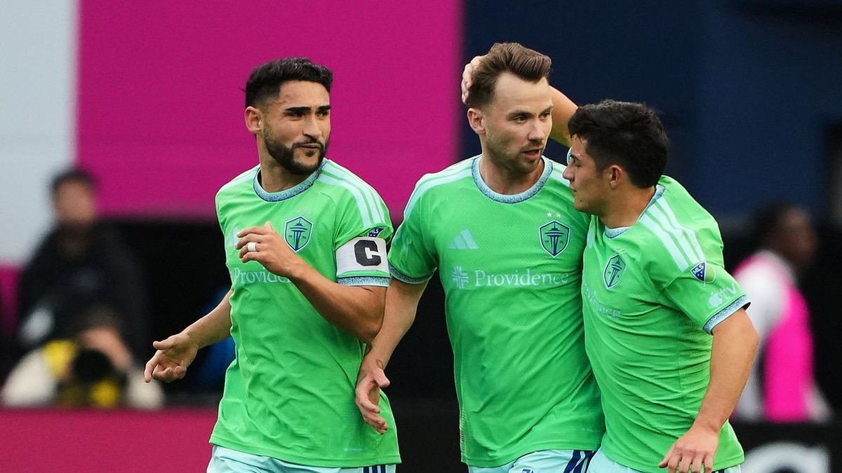 Slovenský futbalista Albert Rusnák (11) v drese Seattlu Sounders.
