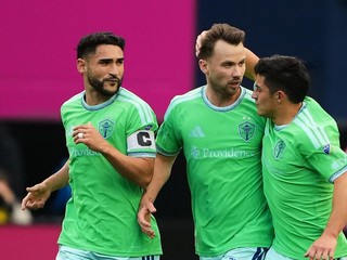 Slovenský futbalista Albert Rusnák (11) v drese Seattlu Sounders.