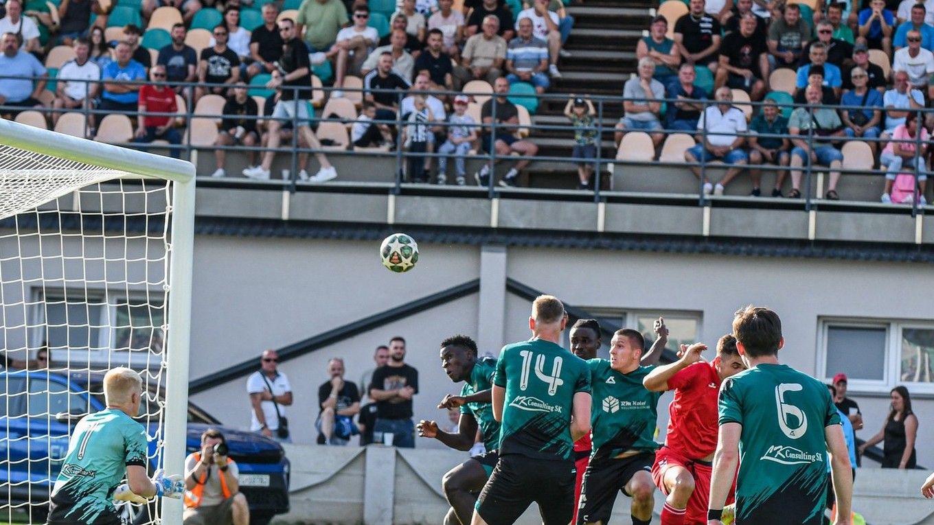 Momentka z derby súboja Prievidza - Lehota pod Vtáčnikom.
