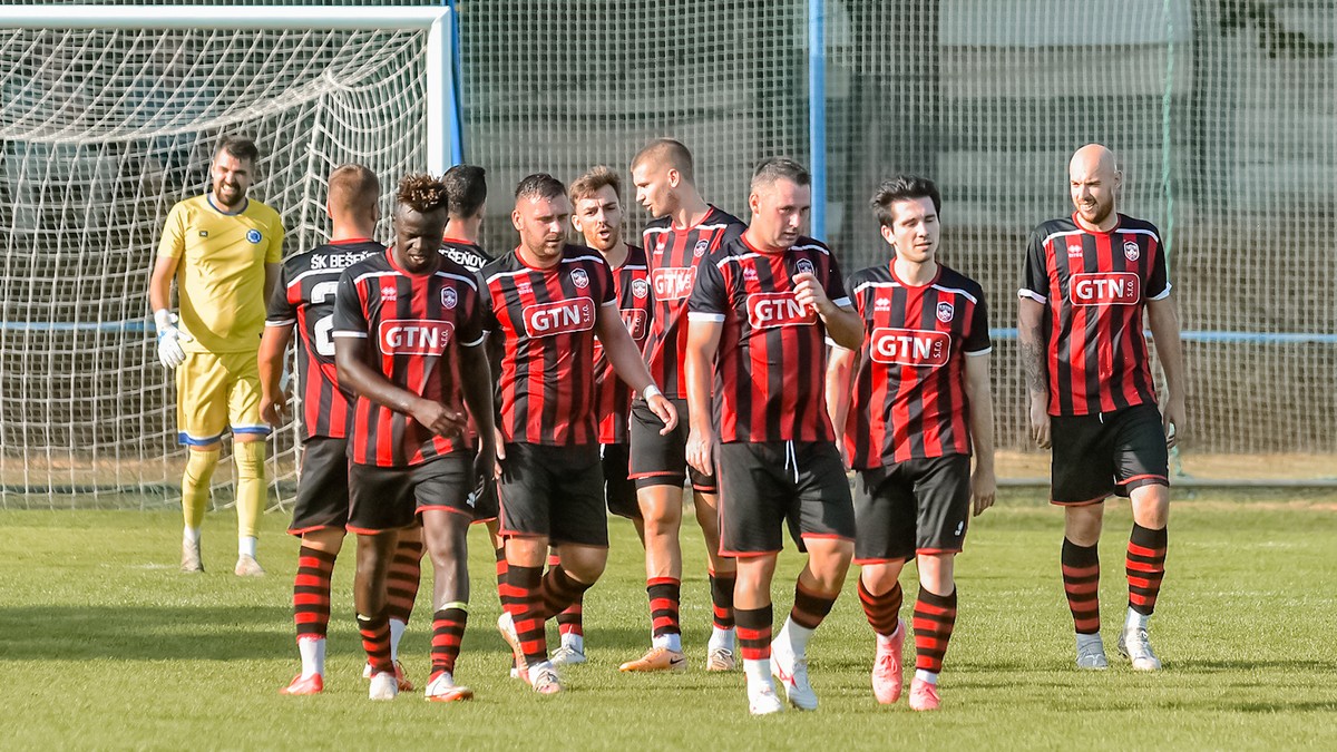 Čierny kôň súťaže vraj nemá nosičov vody, na lídra stráca iba bod