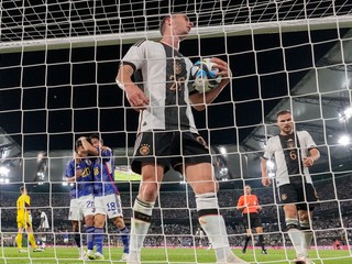 Nemecký futbalista Robin Gosens vyťahuje loptu z brány po góle Japonska. 