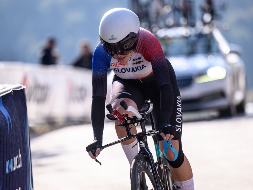 Slovenská cyklistka Karolína Hajduková počas časovky junioriek na ME 2026.