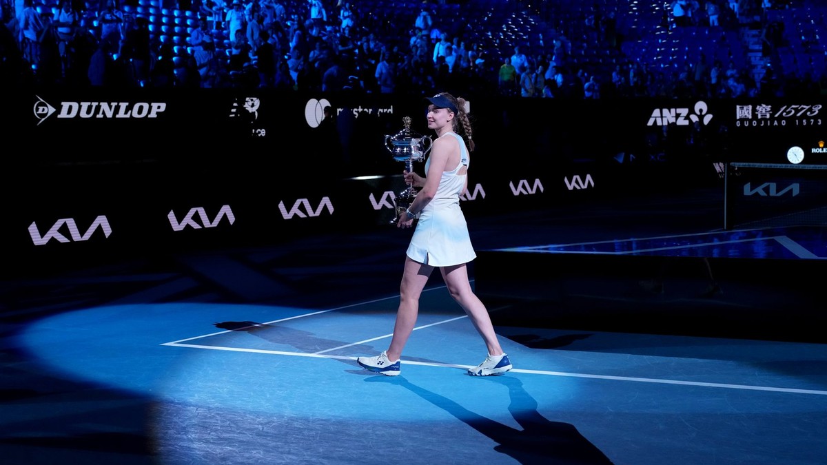 Jelena Rybakinová s trofejou pre víťazku Australian Open 2026.