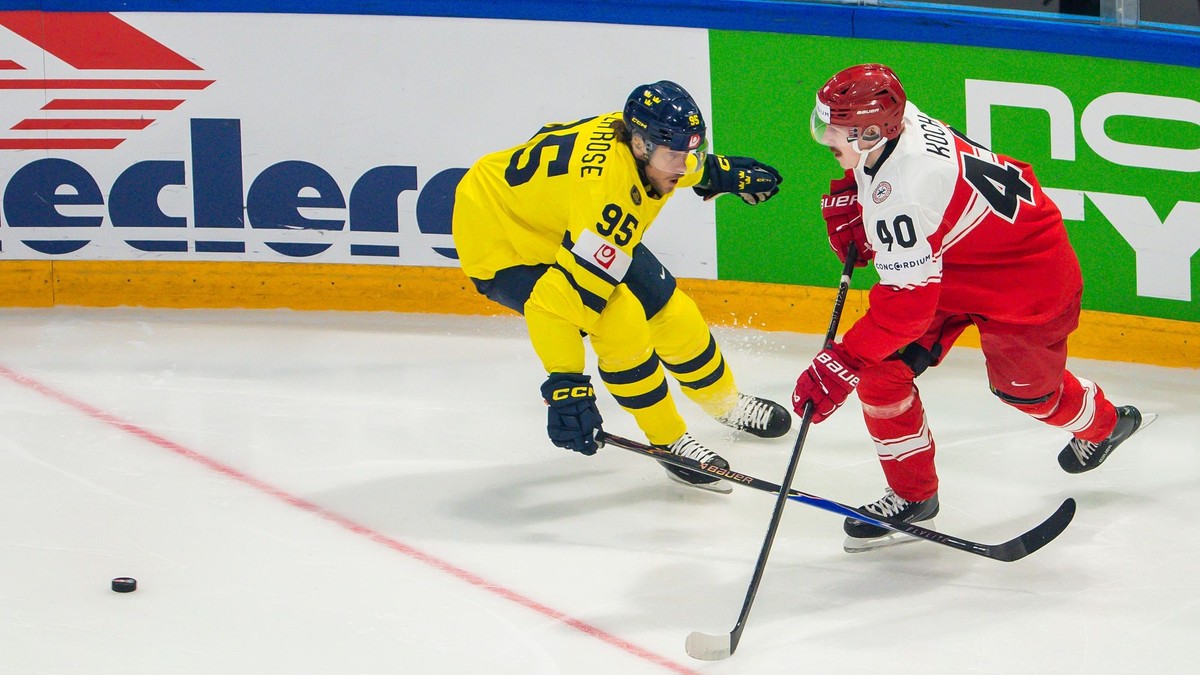 Švédsky hráč Jacob de la Rose (vľavo) a Anders Koch z Dánska v základnej B-skupiny Dánsko - Švédsko.