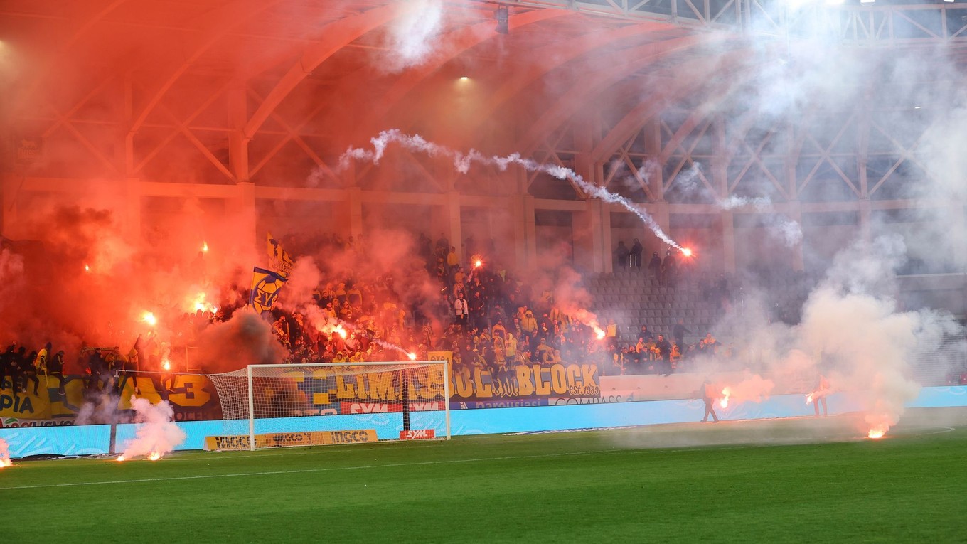 Fanúšikovia na zápase Cyperského pohára hádzali na trávnik pyrotechniku. 