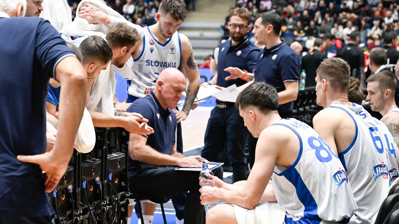 Slovenskí basketbalisti a tréner Naglič