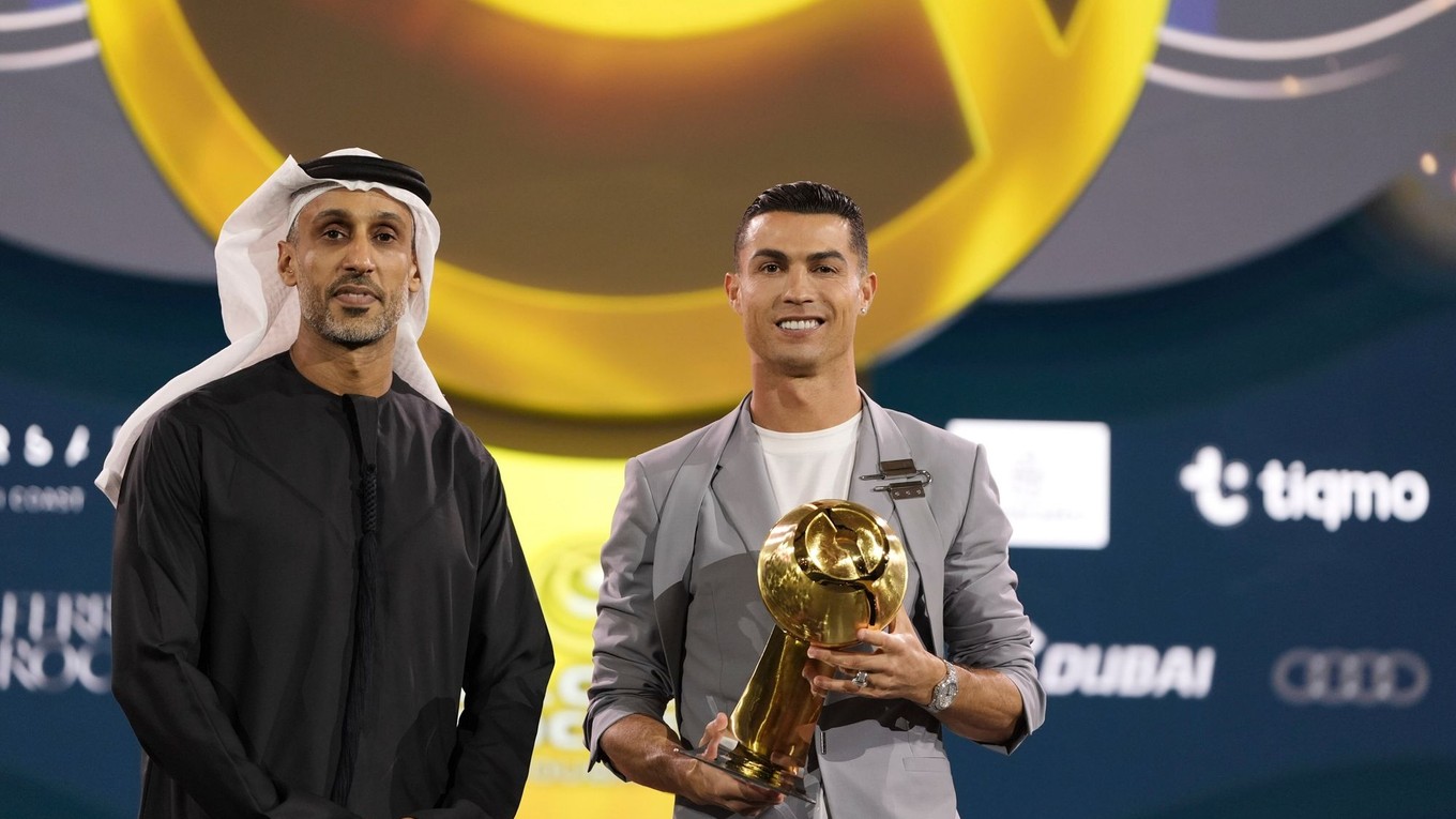 Portugalský futbalista Cristiano Ronaldo pózuje s cenou počas vyhlásenia ankety Globe Soccer Awards v Dubaji.