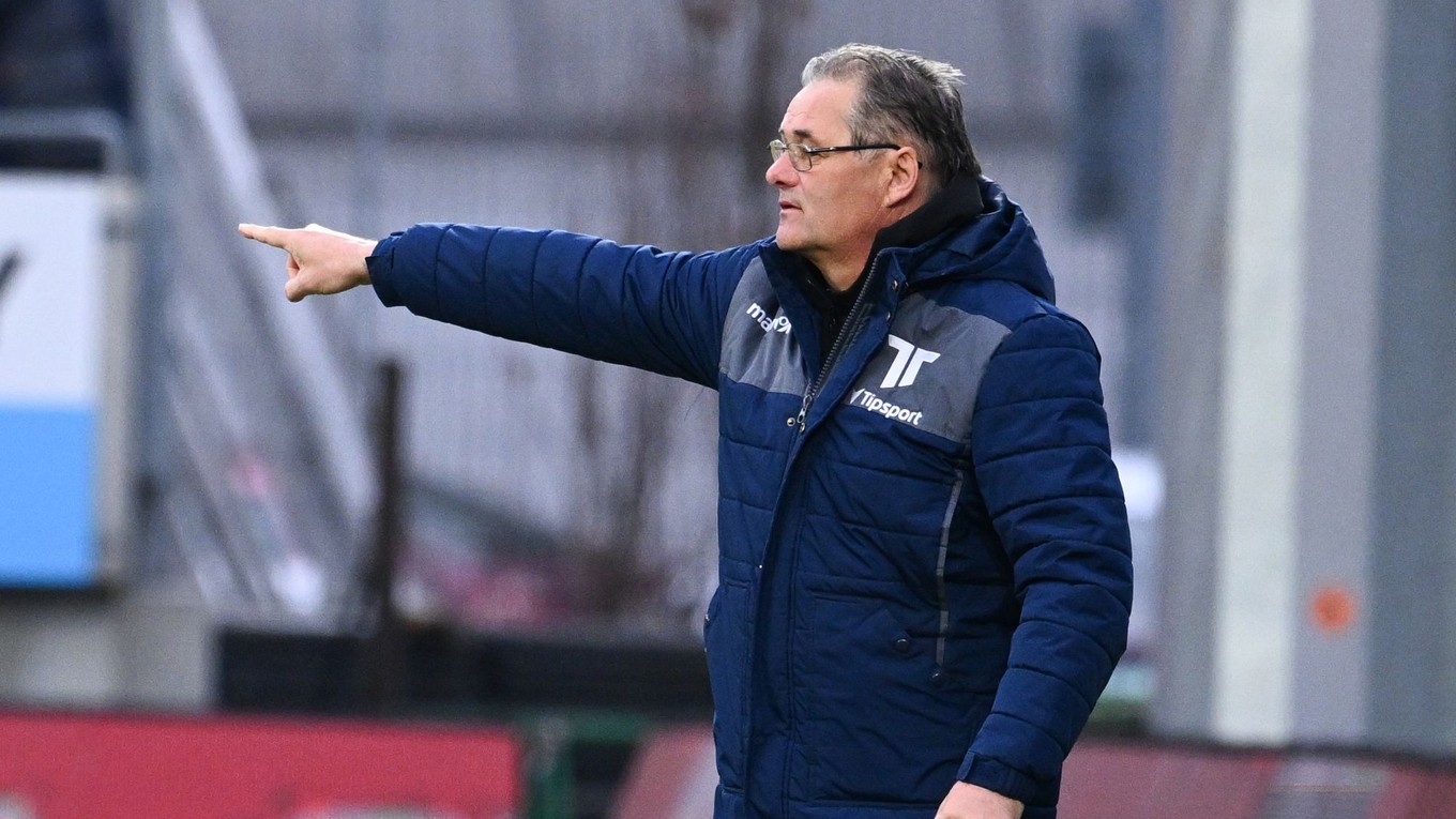 Na snímke hlavný tréner AS Trenčín Ivan Galád.