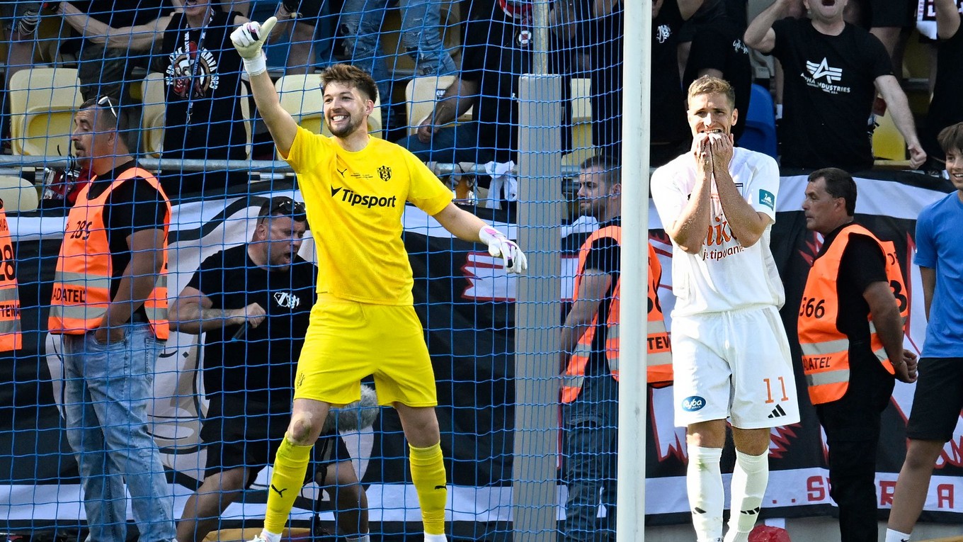 Nešťastný strelec nepremenenej penalty Samuel Lavrinčík (Ružomberok) a vľavo sa raduje brankár Žiga Frelih (Trnava) počas finále Slovenského pohára - Slovnaft Cupu.