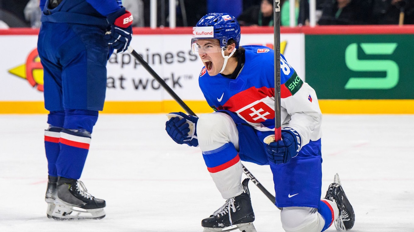Martin Chromiak oslavuje gól v zápase Slovensko - Francúzsko na MS 2025 v hokeji.