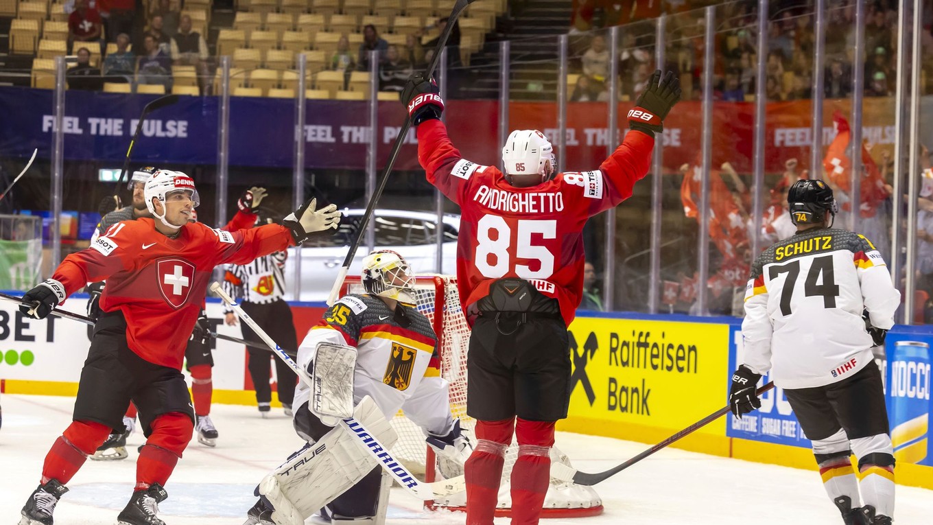 Sven Andrighetto oslavuje gól do siete Nemecka na MS v hokeji 2025.