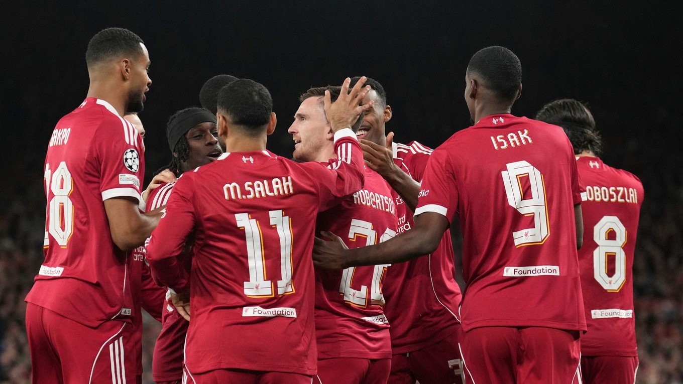 FC Liverpool oslavuje gól.