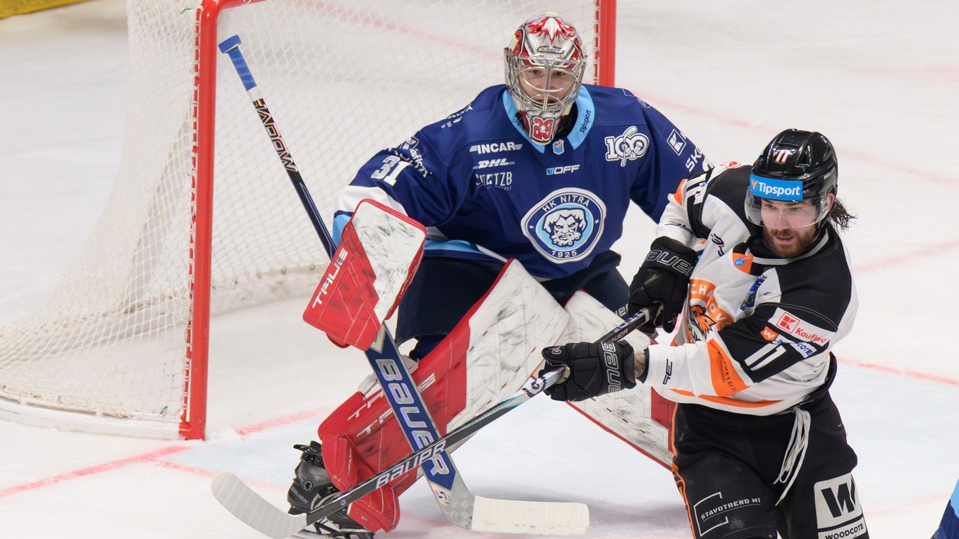 Zľava brankár Gadžiev Šichabutdin (Nitra) a Marc Roy 