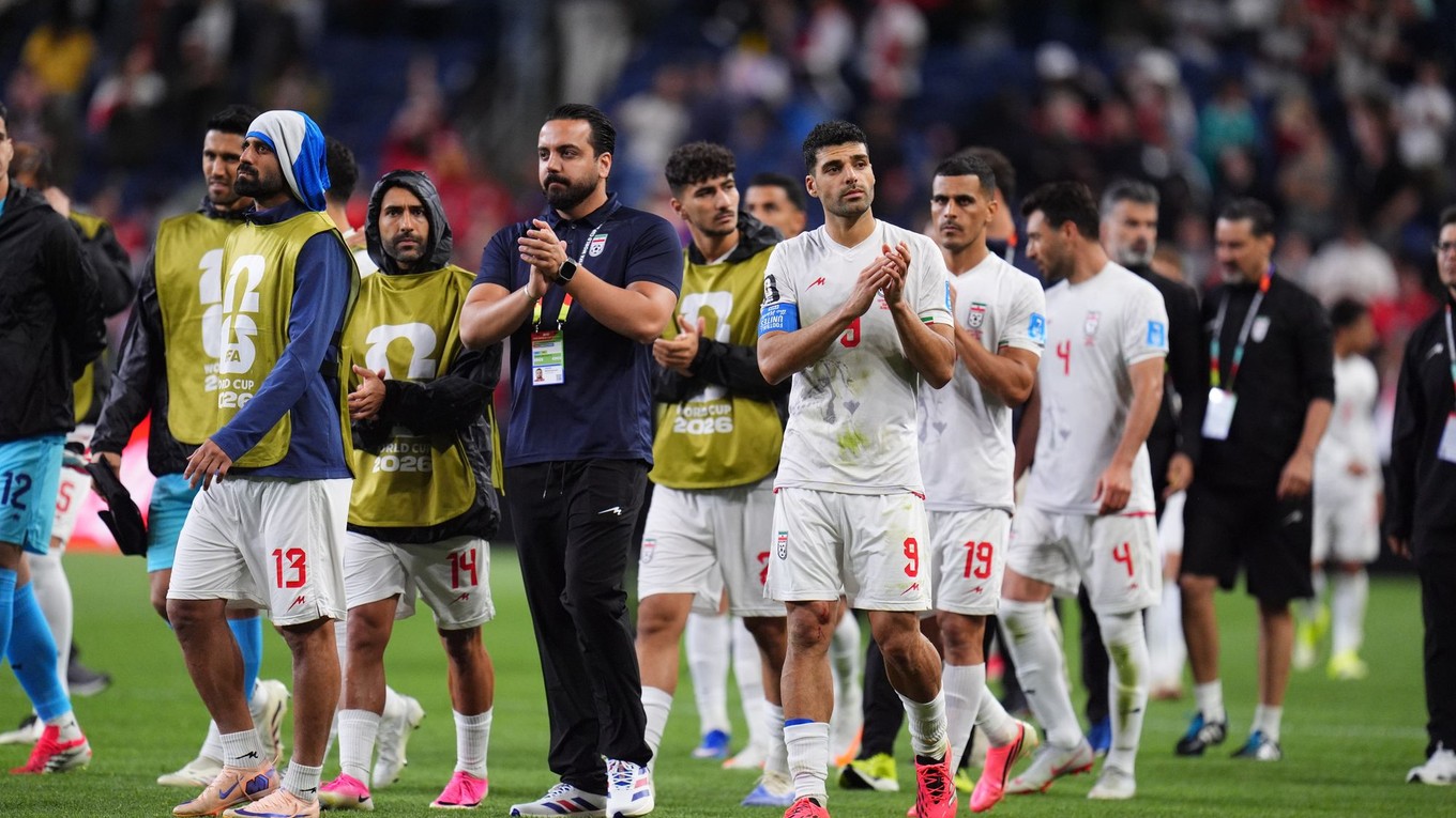 Futbalisti Iránu odcházajú z ihriska po skončení zápasu G-skupiny Egypt – Irán.