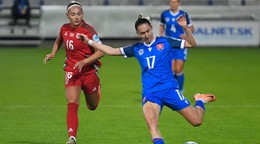 Mária Mikolajová (vpravo) a Charlotte Estcourtová v zápase Slovensko - Wales v baráži o ME vo futbale žien 2025.