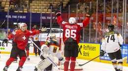 Sven Andrighetto oslavuje gól do siete Nemecka na MS v hokeji 2025.
