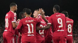 FC Liverpool oslavuje gól.