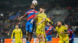 Milan Škriniar (37) sleduje súboj o loptu počas zápasu Plzeň - Fenerbahce.