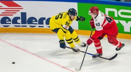 Švédsky hráč Jacob de la Rose (vľavo) a Anders Koch z Dánska v základnej B-skupiny Dánsko - Švédsko.