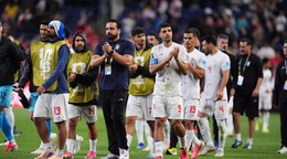 Futbalisti Iránu odcházajú z ihriska po skončení zápasu G-skupiny Egypt – Irán.