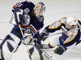 Brankár Tommy Salo v drese Edmonton Oilers v roku 2004.