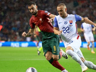 Stanislav Lobotka v súboji s Brunom Fernandesom.