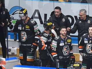V pozadí tréner Košíc Dan Ceman v zápase 29. kola hokejovej Tipos extraligy HK Spišská Nová Ves – HC Košice. 