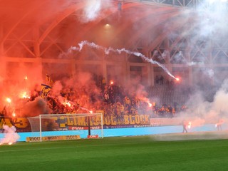 Fanúšikovia na zápase Cyperského pohára hádzali na trávnik pyrotechniku. 