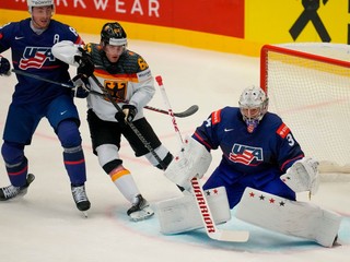Brankár USA Alex Lyon v zápase USA - Nemecko na MS v hokeji 2024.