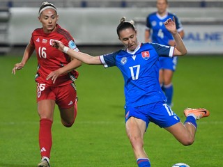 Mária Mikolajová (vpravo) a Charlotte Estcourtová v zápase Slovensko - Wales v baráži o ME vo futbale žien 2025.