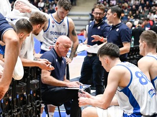 Slovenskí basketbalisti a tréner Naglič