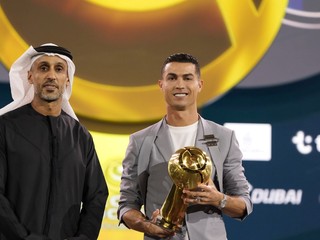 Portugalský futbalista Cristiano Ronaldo pózuje s cenou počas vyhlásenia ankety Globe Soccer Awards v Dubaji.