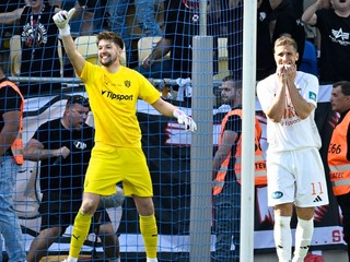 Nešťastný strelec nepremenenej penalty Samuel Lavrinčík (Ružomberok) a vľavo sa raduje brankár Žiga Frelih (Trnava) počas finále Slovenského pohára - Slovnaft Cupu.
